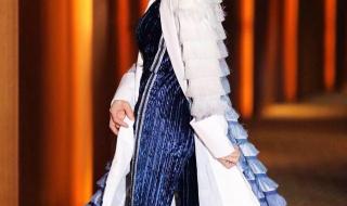 吊带连体裤怎么搭配